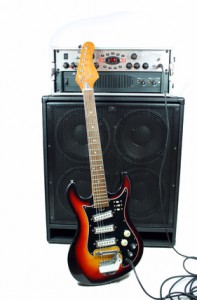 E-Gitarre vor Verstärker-Turm