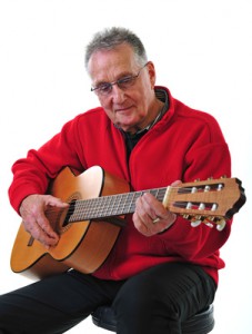  Rentner spielt Gitarre